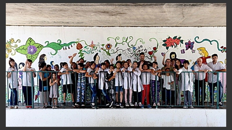 Los murales reflejan flores de muchas formas y colores que iluminan el trayecto.