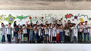 Los murales reflejan flores de muchas formas y colores que iluminan el trayecto.