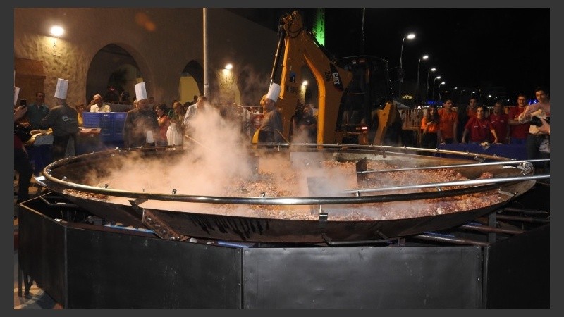 Paella gigante en la Rambla de los Argentinos.