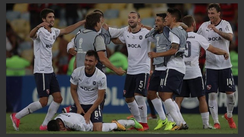 La algarabía roja, vestidos de blanco en el Maracaná.