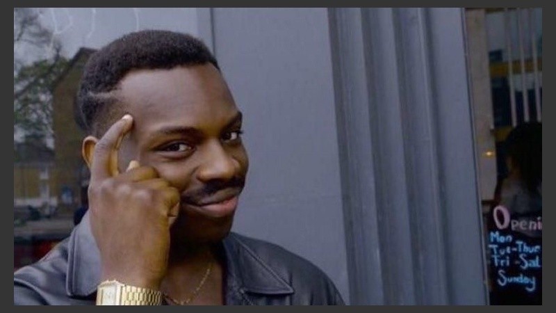 Kayode Ewuni tocando su sien en señal de 