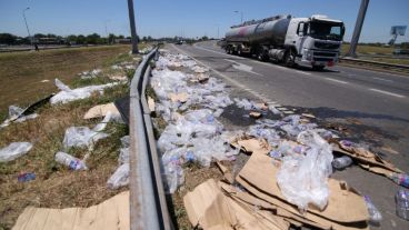 La carga en el pavimento luego del accidente.