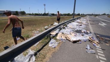 La carga en el pavimento luego del accidente.