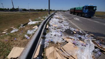 La carga en el pavimento luego del accidente.