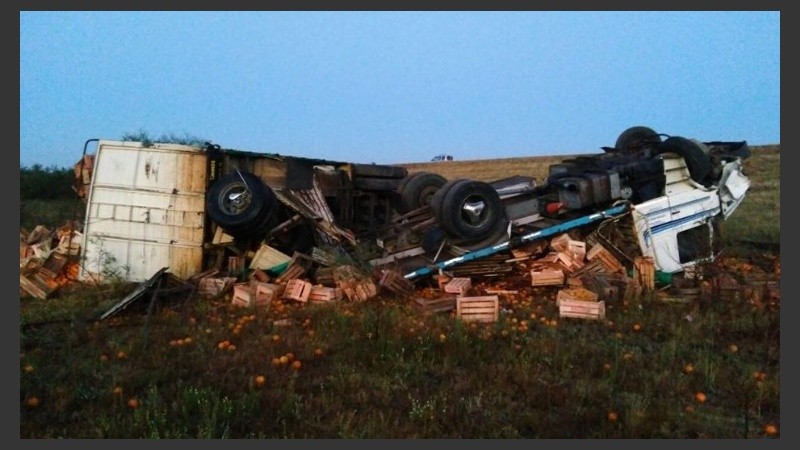 El camión volcó y la carga quedó desparramada al costado de la ruta.