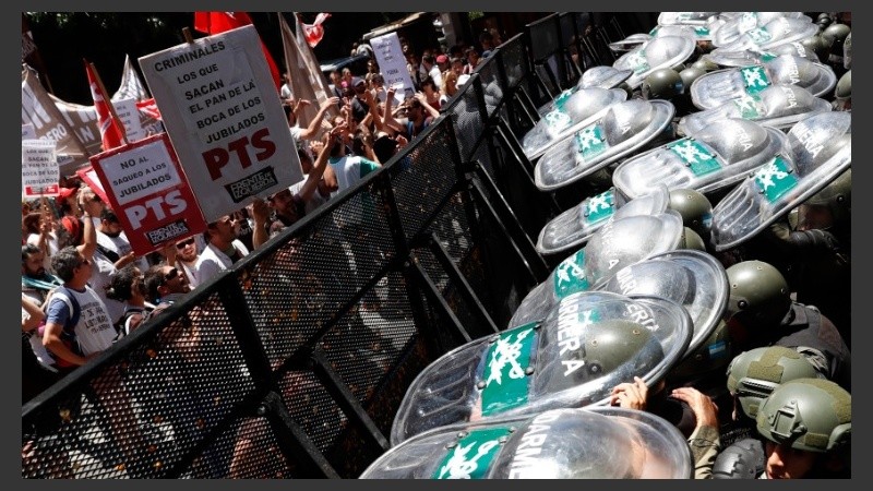 Clima de violencia al mediodía en el centro porteño.
