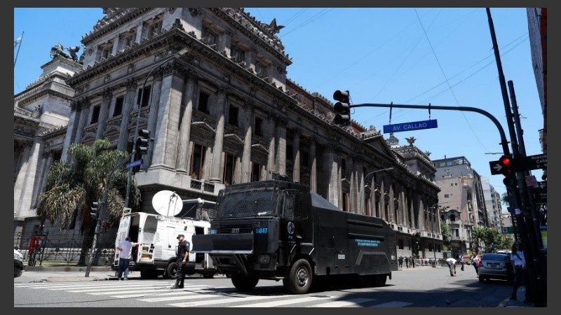 Clima de violencia al mediodía en el centro porteño.