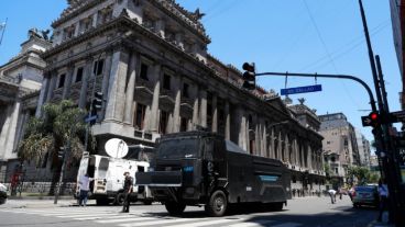 Clima de violencia al mediodía en el centro porteño.