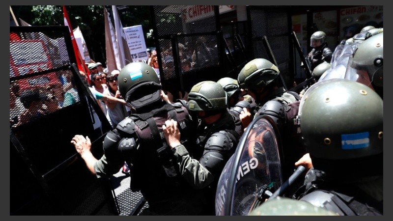Clima de violencia al mediodía en el centro porteño.