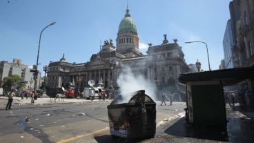 Clima de violencia al mediodía en el centro porteño.