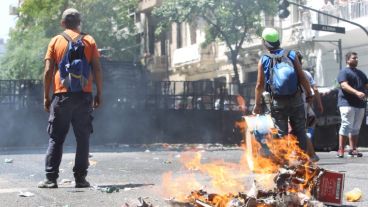 Clima de violencia al mediodía en el centro porteño.