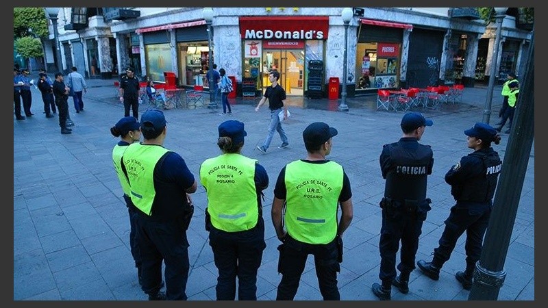 Los policía custodiarán las peatonales este viernes.