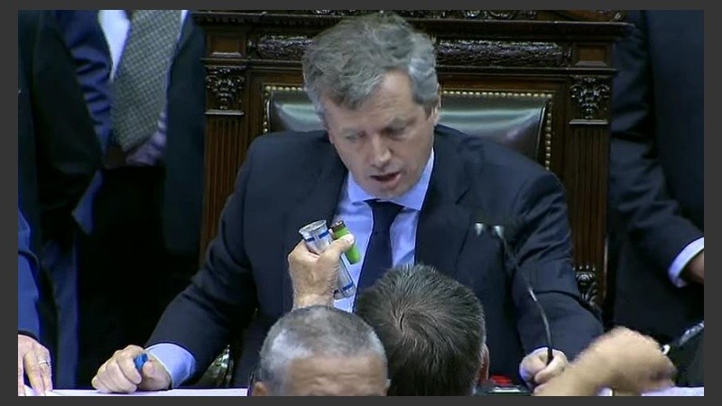 La oposición le mostró al presidente de la cámara los casquillos de bala de goma.
