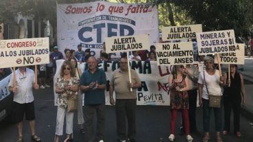 Jubilados en la marcha rosarina.