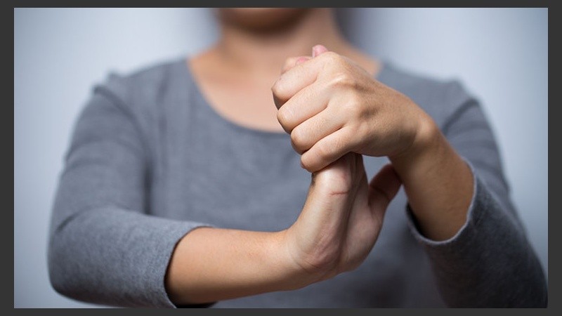 Si alguien siente dolor un día lluvioso piensa que siempre lo sentirá cuando haga mal tiempo.