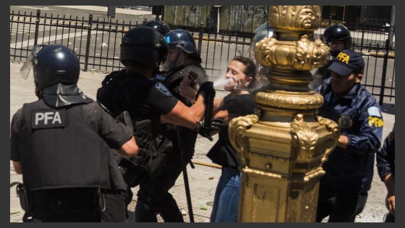 La diputada tuvo que ser asistida en un local gastronómico.
