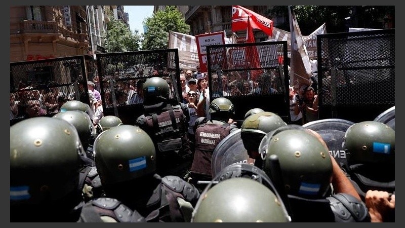 La iglesia repudió la violencia en el marco del debate de la reforma previsional.