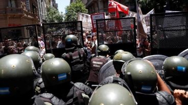 La iglesia repudió la violencia en el marco del debate de la reforma previsional.