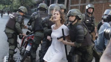 El momento en que llevan detenida a Damiana.