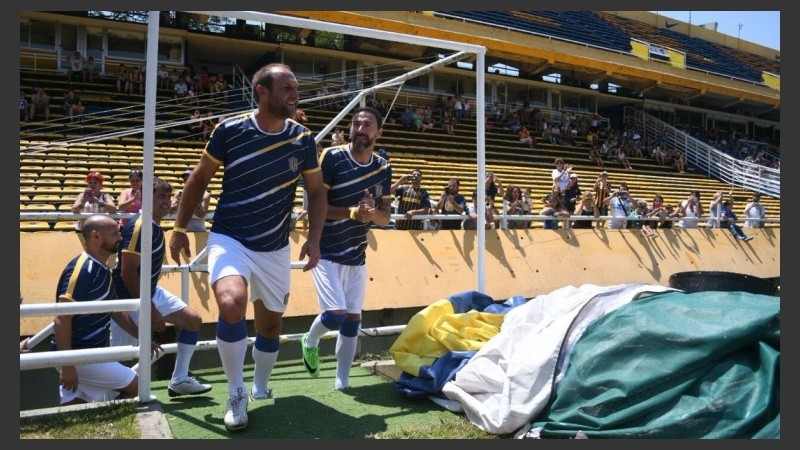 Petaco y el Kily saliendo al Gigante de Arroyito este sábado. 