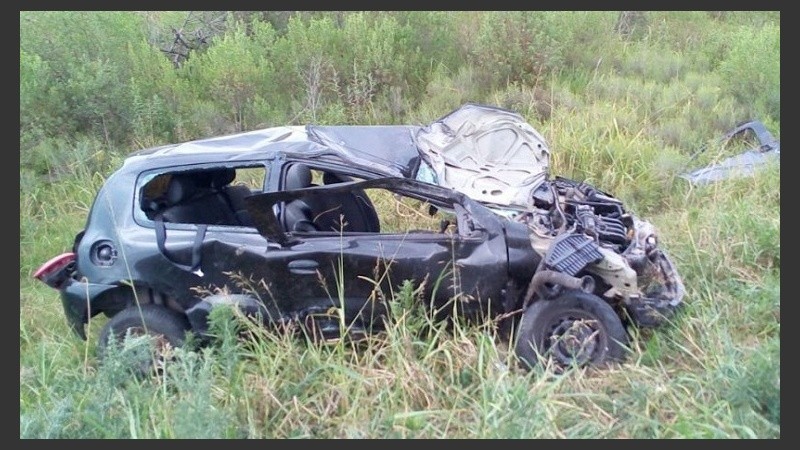 El Clío negro donde viajaba la persona que falleció.