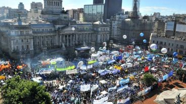 El lunes habrá una movilización al Congreso. Podría coincidir con paro de la CGT.