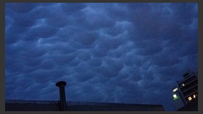 Las nubes mammatus sobre cielo rosarino.