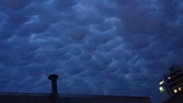 Las nubes mammatus sobre cielo rosarino.