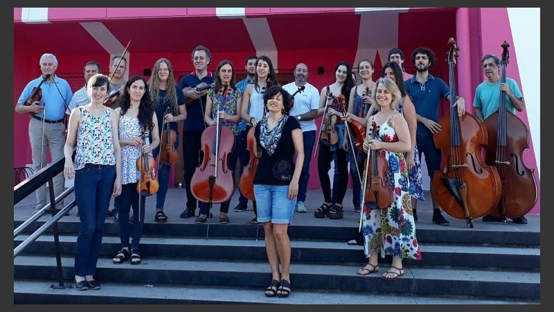 La cantante Lorena Astudillo junto a la Orquesta de Cámara Municipal de Rosario que dirige Constanza Meinero.