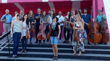 La cantante Lorena Astudillo junto a la Orquesta de Cámara Municipal de Rosario que dirige Constanza Meinero.