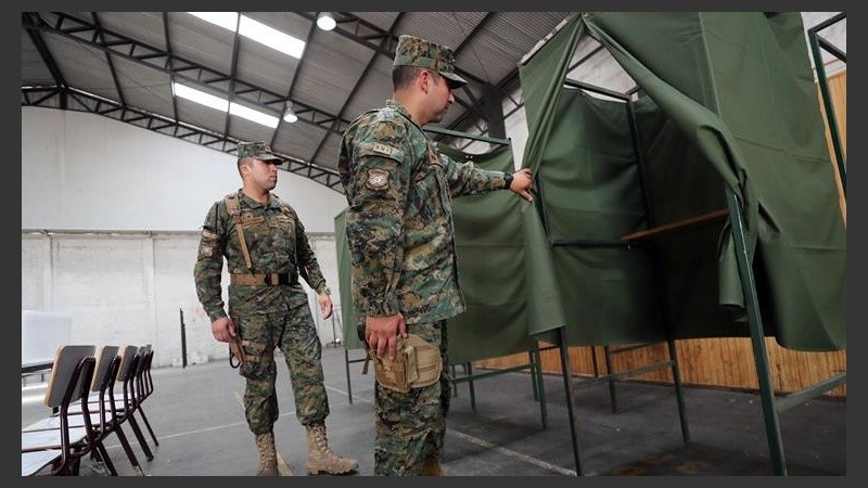 Fuerzas de seguridad controlaron las cabinas de votación.