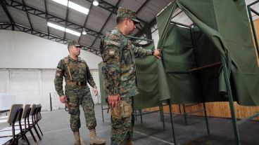Fuerzas de seguridad controlaron las cabinas de votación.