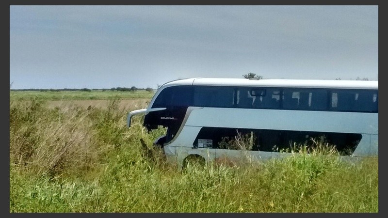 El micro que chocó contra el utilitario.