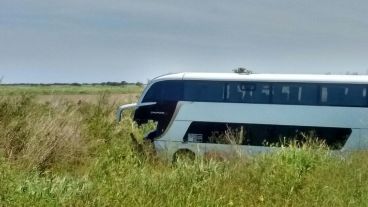 El micro que chocó contra el utilitario.