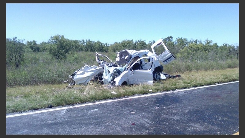 El utilitario donde viajaba la familia.