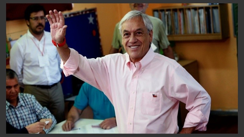 El mandatario electo saluda confiado luego de votar.