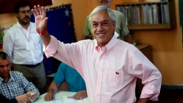 El mandatario electo saluda confiado luego de votar.