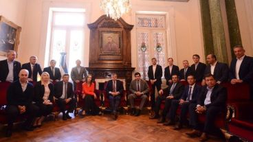 Los gobernadores que apoyan la reforma previsional junto a funcionarios nacionales.
