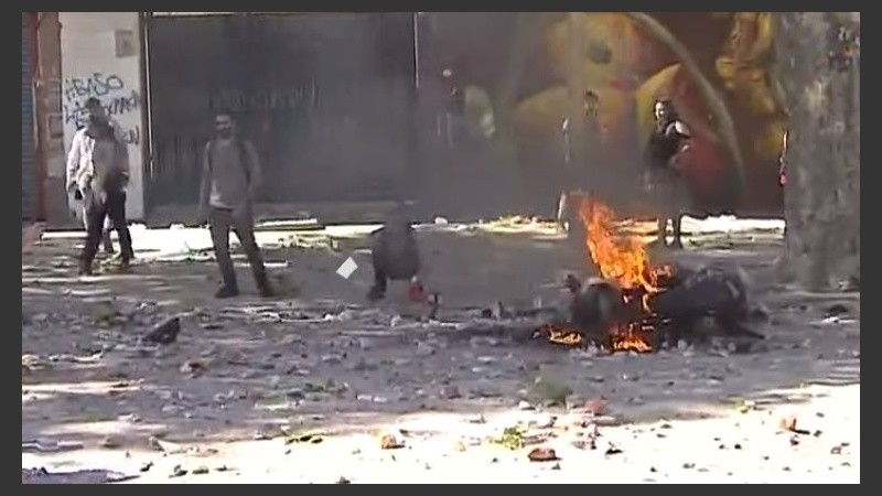 Una moto de la Policía se incendia en las adyacencias al palacio legislativo.