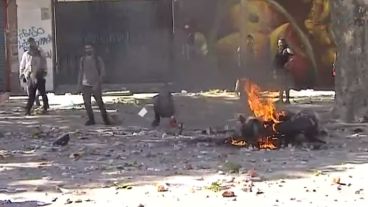 Una moto de la Policía se incendia en las adyacencias al palacio legislativo.