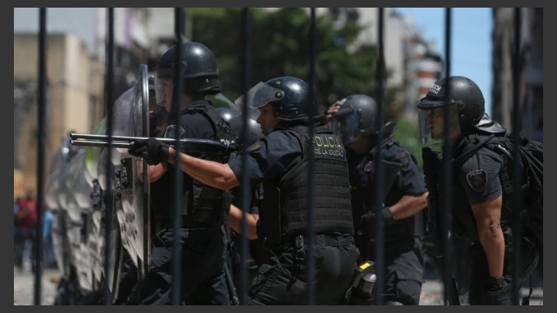 Las fuerzas reprimieron las protestas durante el debate legislativo.