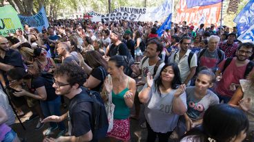 La nutrida movilización este lunes en plaza San Martín.