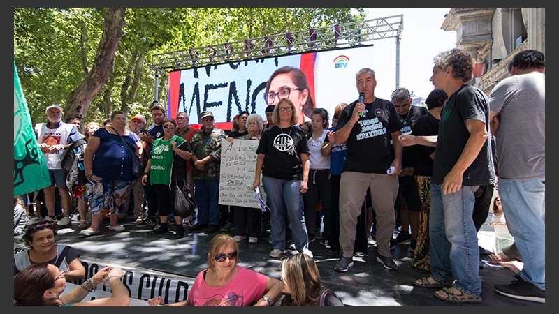 La nutrida movilización este lunes en plaza San Martín.