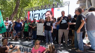 La nutrida movilización este lunes en plaza San Martín.
