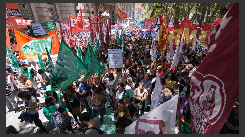 La nutrida movilización este lunes en plaza San Martín.