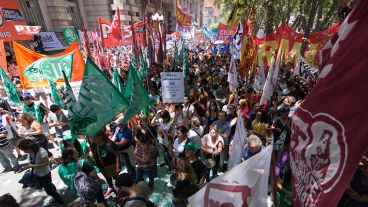 La nutrida movilización este lunes en plaza San Martín.