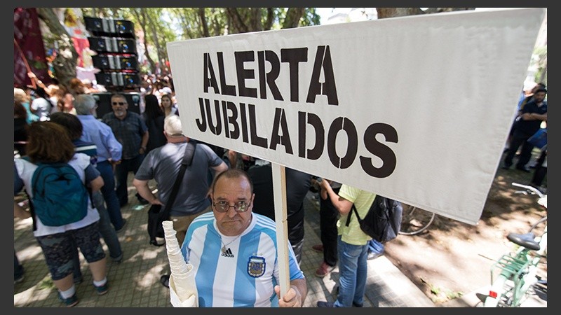 La nutrida movilización este lunes en plaza San Martín.
