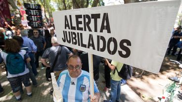 La nutrida movilización este lunes en plaza San Martín.