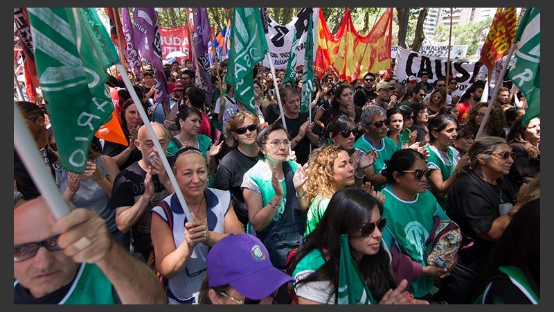 La nutrida movilización este lunes en plaza San Martín.