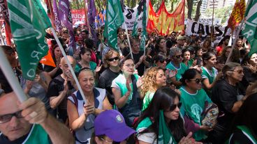 La nutrida movilización este lunes en plaza San Martín.